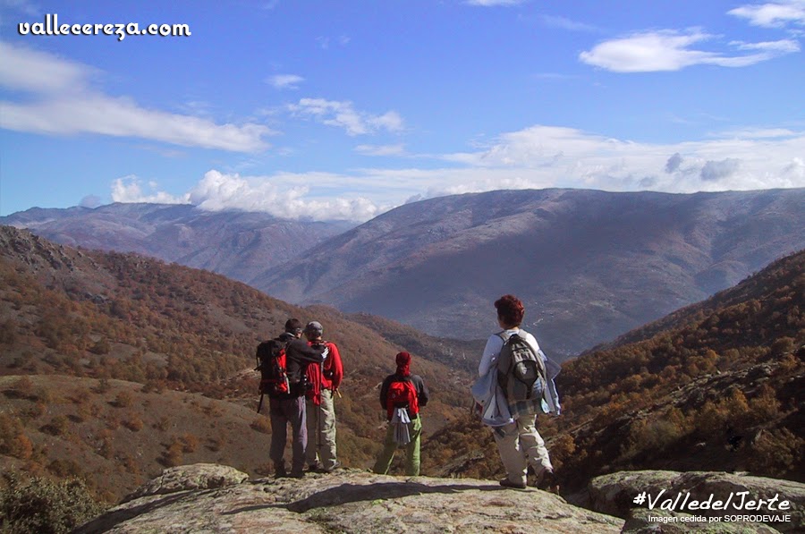 Grupo senderista en las montañas del Valle del Jerte