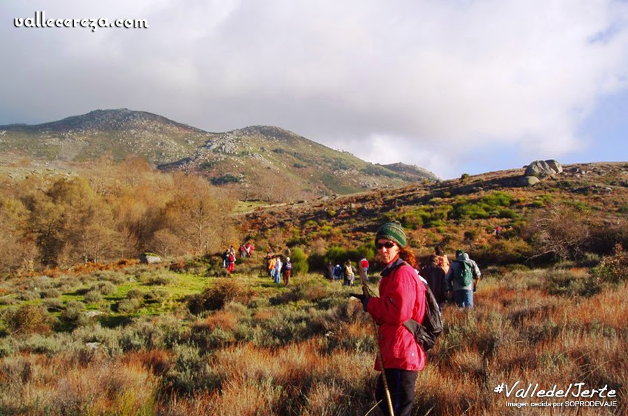 Grupo senderista en las montañas del Valle del Jerte